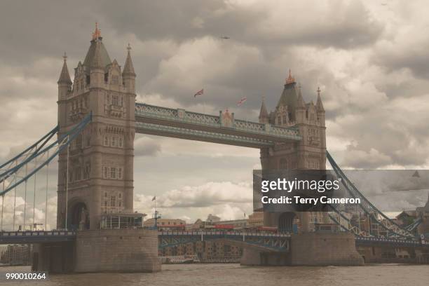 london's tower bridge - bascule bridge stock pictures, royalty-free photos & images