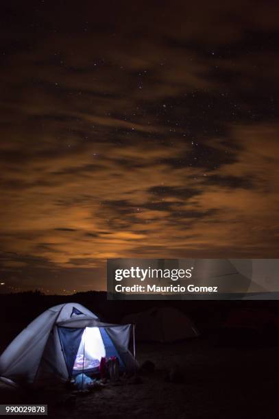 camping under the stars in the tatacoa desert - huila stock pictures, royalty-free photos & images