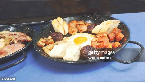 food stalls in street stores. fried eggs with chorizo - traditionell hjälm bildbanksfoton och bilder