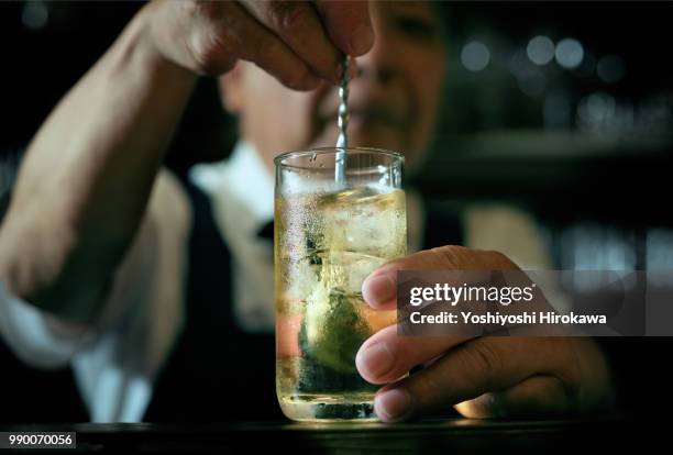 close-up of bartender hand pouring cocktail - bartender mixing drinks stockfoto's en -beelden