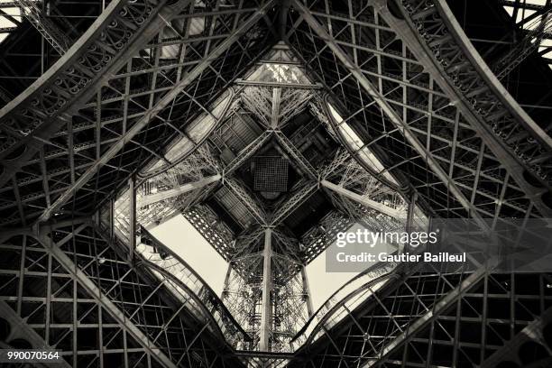 les dessous de la tour eiffel - dessous fotografías e imágenes de stock