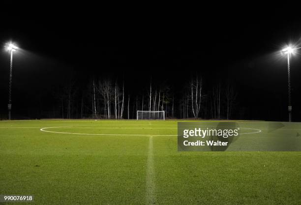 empty soccerfield - deporte tradicional fotografías e imágenes de stock