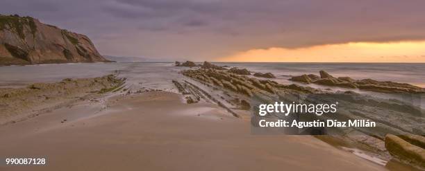 playa de itzurun (zumaia) - zumaia imagens e fotografias de stock