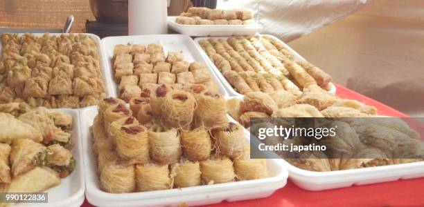 meringue pastries in a street shop. pastry - planta com peste imagens e fotografias de stock
