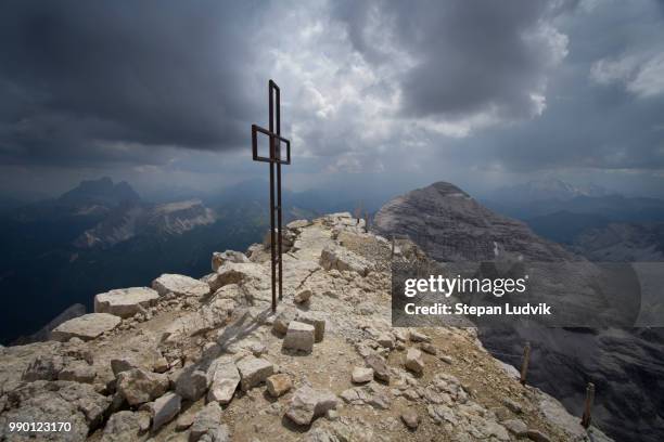 tofana di mezzo - tofana di mezzo stock pictures, royalty-free photos & images