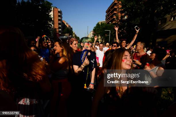 pride barcelona 2018 - desfile de lesbianas fotografías e imágenes de stock