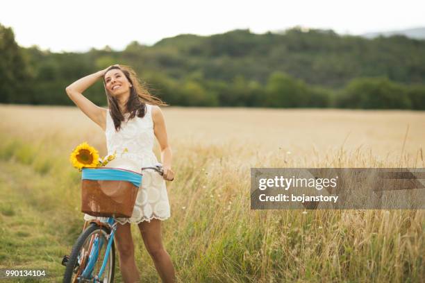 giornata estiva perfetta - donna meditazione campo di grano foto e immagini stock