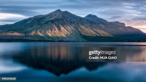 mountain reflection at sunrise - qiao stock-fotos und bilder