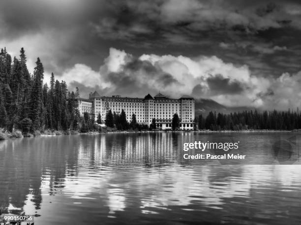 chateau lake louise, canada - chateau lake louise foto e immagini stock