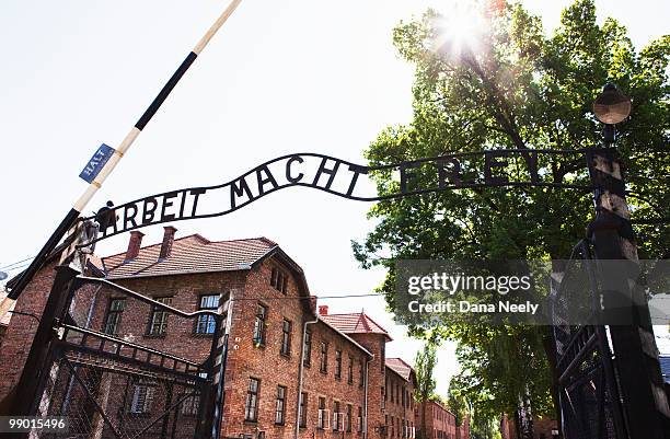 "arbeit macht frei" gate at auschwitz i - arbeit stock pictures, royalty-free photos & images