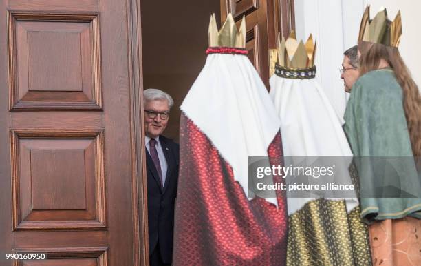 Bundespräsident Frank-Walter Steinmeier empfängt Sternsinger aus der Diözese Eichstätt am im Schloss Bellevue in Berlin. Die Sternsinger schreiben...