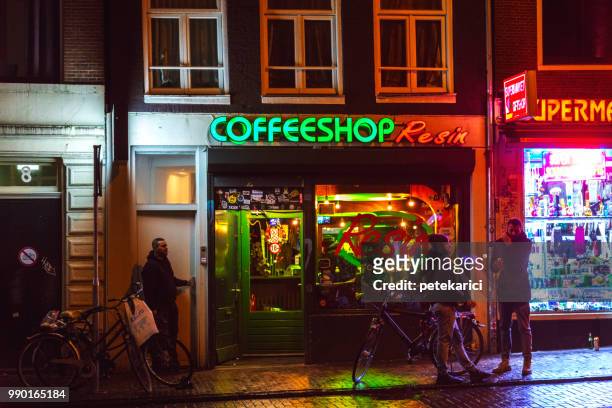 coffee-shop in amsterdam, niederlande - cannabis narcotic stock-fotos und bilder