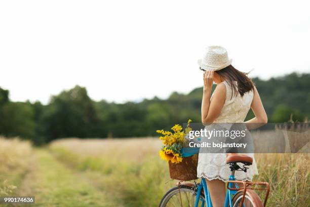 libero e felice - donna meditazione campo di grano foto e immagini stock