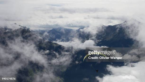 fly'n'clouds - wenger stock pictures, royalty-free photos & images