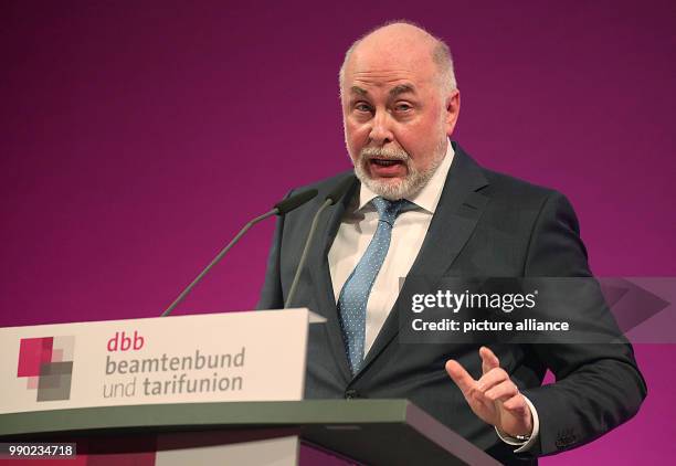 The chairman of the Deutschen Beamtenbundes , Ulrich Silberbach, delivers a speech during the annual meeting in Cologne, Germany, 08 January 2018....