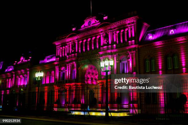 luces de colores en la casa rosada - en casa stock pictures, royalty-free photos & images