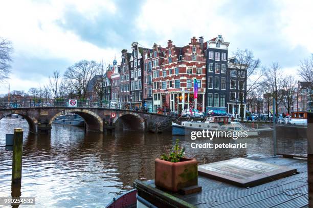 escena de canal tranquilo de ámsterdam, países bajos - keizersgracht fotografías e imágenes de stock