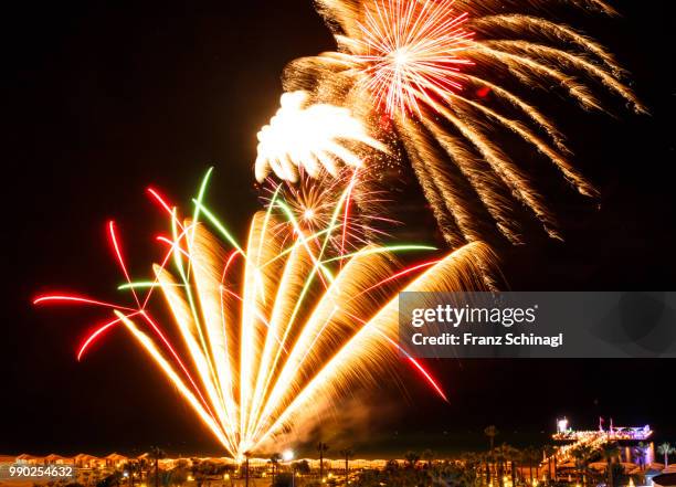 feuerwerk - fireworks - feuerwerk fotografías e imágenes de stock