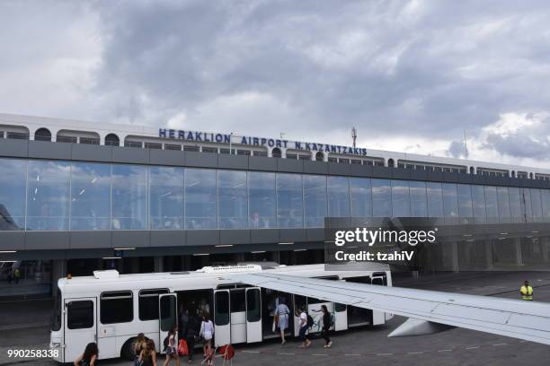 heraklion luchthaven gelegen in griekenland, kreta - vliegveld stockfoto's en -beelden