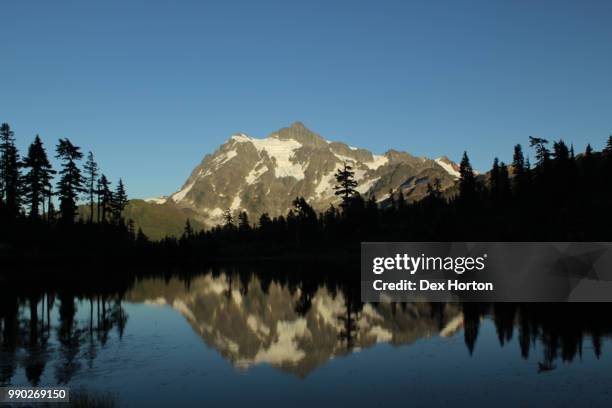 mt shuksan reflected in picture lake - mt shuksan 個照片及圖片檔