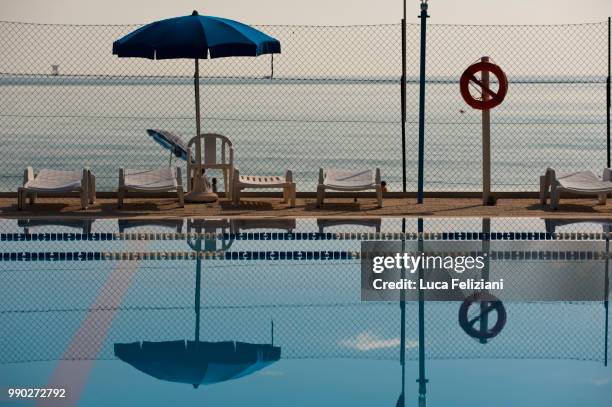 elementi in piscina - piscina stock pictures, royalty-free photos & images