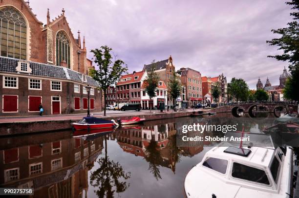 wide angle view of old town amsterdam, netherlands - cultura europea occidentale foto e immagini stock