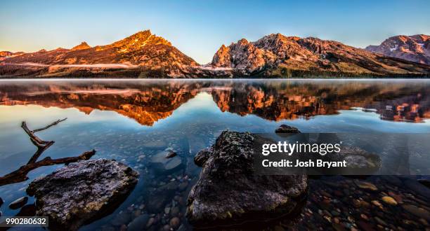 grand teton and jenny lake sunrise - jenny lake stock-fotos und bilder