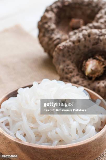 shirataki noodle, konjac on white wooden board - konjac 個照片及圖片檔