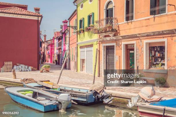 colourful houses and boats in burano - circa 6th century imagens e fotografias de stock