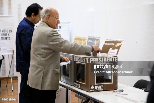 Mexican citizens cast their votes during the 2018 Presidential Elections at polling station Museo Casa Leon Trotsky on July 1, 2018 in Mexico City,...