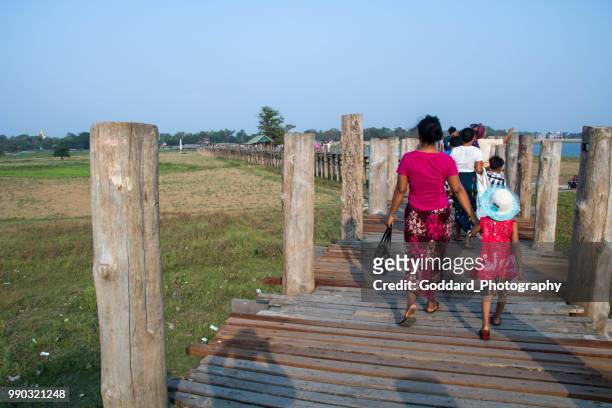 myanmar: u bein bridge - bein stockfoto's en -beelden