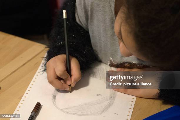 Child draws a face at the emergency shelter for homeless people of the Diakonisches Werk Stadtmitte in Berlin, Germany, 03 January 2018. Photo: Paul...
