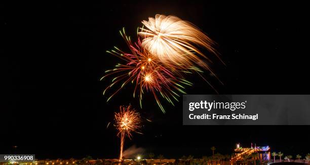 feuerwerk - feuerwerk fotografías e imágenes de stock