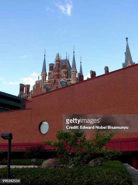 the british library and st pancras hotel - british library stock pictures, royalty-free photos & images