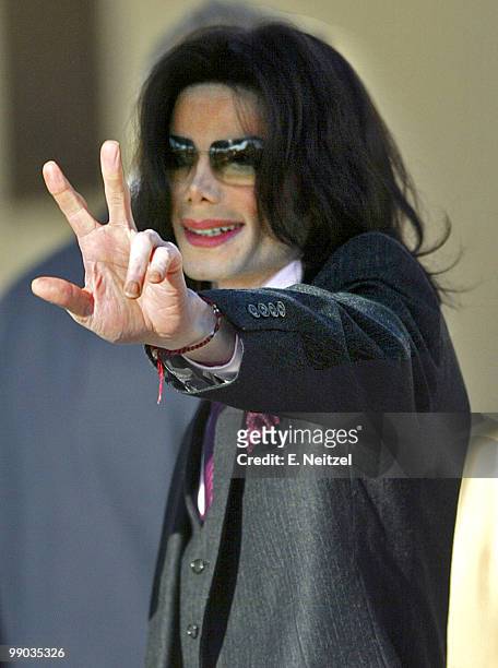 Michael Jackson flashes a peace sign at his supporters as he arrives at the Santa Barbara Superior Court for the 7th day of Jackson's child...