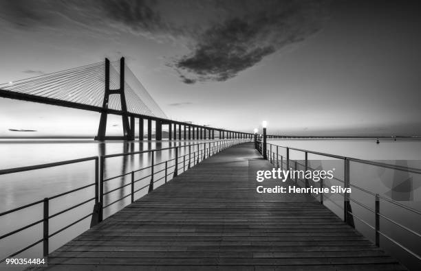 vasco da gama bridge at b&w - vasco da gama - fotografias e filmes do acervo