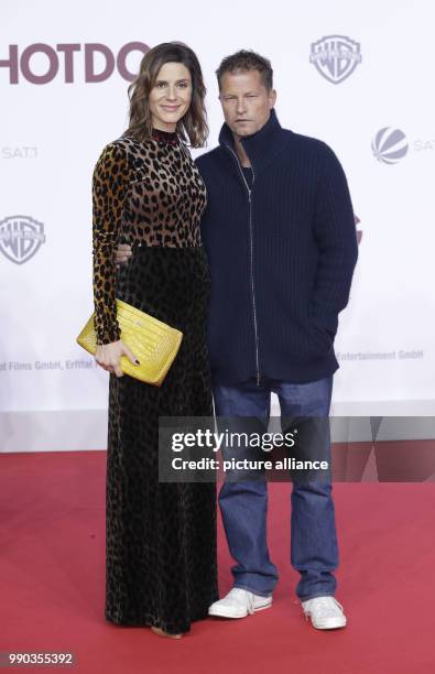 The actors Christina Hecke and Til Schweiger arrive for the world premiere of the film "Hot Dog" in Berlin, Germany, 09 January 2018. Photo: Jörg...