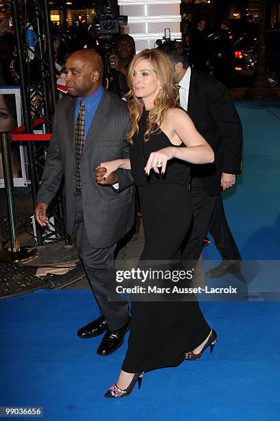 Julia Roberts arrives at "Duplicity" Paris Premiere on March 10, 2009 in Paris, France