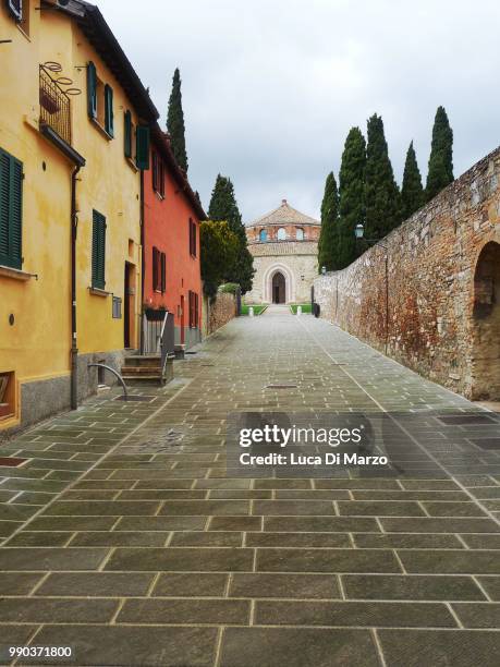 walking to assisi - marzo stock-fotos und bilder