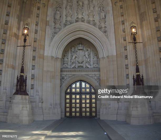 the parliamentary sovereign's entrance - tour victoria photos et images de collection