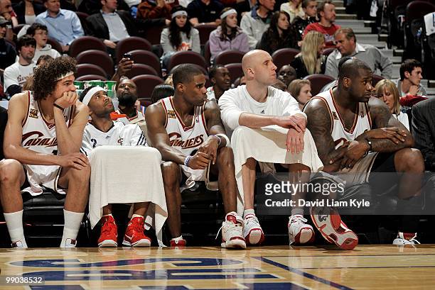 Anderson Varejao, Mo Williams, Antawn Jamison, Zydrunas Ilgauskas and Shaquille O'Neal of the Cleveland Cavaliers watch as the clock ticks off on...