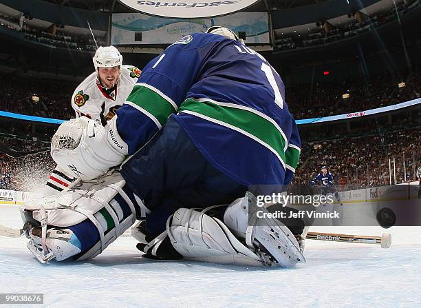 Dave Bolland of the Chicago Blackhawks scores their third goal on goalie Roberto Luongo of the Vancouver Canucks in second period action in Game 6 of...