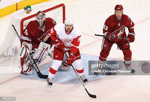 Tomas Holmstrom of the Detroit Red Wings sets up in front of goaltender Ilya Bryzgalov of the Phoenix Coyotes in Game Seven of the Western Conference...