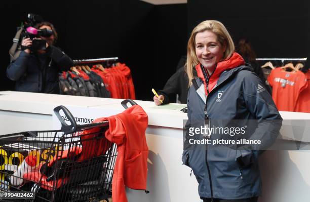 Speed skater Claudia Pechstein picks up her official clothes for the Winter Olympic Games Pyeonchang in Munich, Germany, 11 January 2018. Photo:...