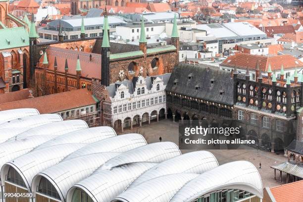 View of teh market square with the city hall at the Trave riber in Luebeck, Germany, 9 January 2018. Photo: Markus Scholz/dpa