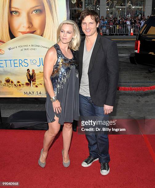 Actors Jennie Garth and Peter Facinelli arrive at the "Letters To Juliet" Los Angeles Premiere at Grauman's Chinese Theatre on May 11, 2010 in...