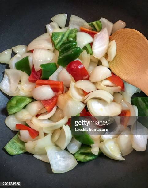 stir-fried vegetables,onion,green bell pepper and paprika - kumacore imagens e fotografias de stock