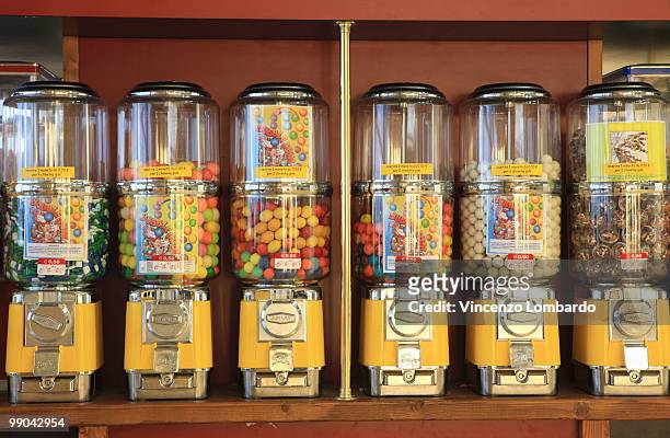 bubble gum machines full of gum balls - vending machine stock-fotos und bilder