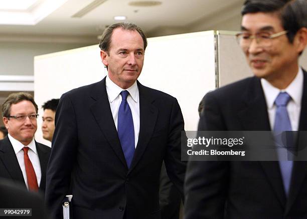 James Gorman, chief executive officer of Morgan Stanley, center, and Katsunori Nagayasu, president and chief executive officer of Mitsubishi UFJ...