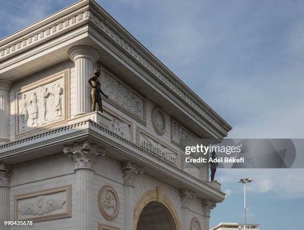 macedonia gate, porta macedonia (skopje) - poeta stock-fotos und bilder